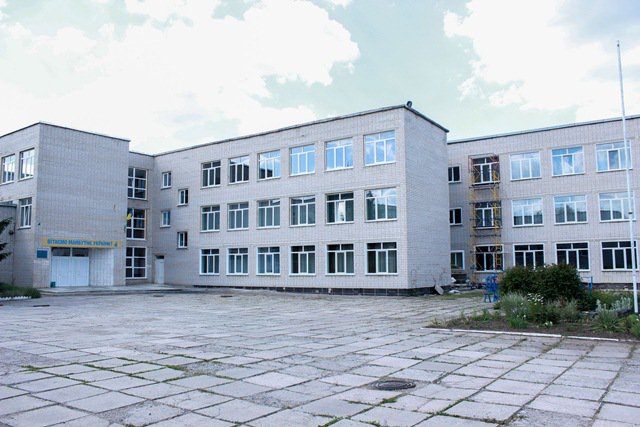 У Верхньодніпровській школі встановили майже 200 нових енергозберігаючих вікон